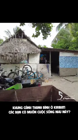 Trên những hòn đảo nhỏ bé của quốc đảo Kiribati, cuộc sống trôi qua một cách yên bình và giản dị. Người dân nơi đây sống chan hòa với thiên nhiên, dường như thời gian lắng đọng lại trong tiếng sóng biển rì rào và làn gió nhẹ thổi qua hàng dừa xanh mát. Không bị cuốn vào guồng quay hối hả của cuộc sống hiện đại, họ tận hưởng những niềm vui đơn sơ từ lao động, câu cá, và những buổi chiều quây quần bên gia đình. Mặc dù Kiribati còn nghèo về vật chất, nhưng sự giàu có về tình người và sự thanh thản trong tâm hồn là điều mà ít nơi nào có thể sánh bằng. #lainguachan #kiribati🇰🇮 