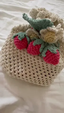 ちょっとした巾着が1個ほしくて🍓 久々に作ったからちょっと時間かかったけど、イメージ通りに作れた時の達成間最高🙌🏻 #いちご #巾着 #編み物 #おうち時間 #おうちで過ごし隊 #編み物好きと繋がりたい #かぎ針編み 