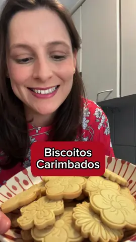 Biscoitos Carimbados 🥰 Esses biscoitos amanteigados de baunilha são lindinhos e perfeitos para presentear ou serem servidos como lembrancinhas em uma festa.  Ingredientes:  100g de manteiga com sal em temperatura ambiente 70g de açúcar de confeiteiro 1 gema ½ colher de chá de extrato de baunilha 190g de farinha de trigo  Dicas:  - Espessura da massa 6mm.  - Se a massa estiver muito mole, volte com ela para a geladeira, para ser mais fácil de cortar. Vá fazendo isso. Com o restinho que sobrar ao redor dos biscoitos, abra a massa e leve para gelar antes de cortar.  - Se preferir, comece carimbando a massa e depois cortando com o cortador.  - Leve a massa cortada e carimbada à geladeira por uns 20 minutos antes de assar. Isso ajuda a manter o formato.  - Asse em forno preaquecido 180 graus até dourar levemente. Se assar demais, os biscoitos perderão a sua textura amanteigada.  Na @Shopee Brasil você encontra tudo para fazer os seus biscoitos em casa. É muito prático e fácil comprar pelo app. 😍 Códigos dos produtos que eu utilizei nesse vídeo  Cortadores de biscoitos flores AXG-JHR-TKX  Assadeira para biscoitos ANW-BVF-BPF Folha antiaderente CAX-JJL-STE Rolo de massa ajustável BBA-FXE-MLQ Grade para biscoitos ABD-DKY-GEA Beijo grande! ♥️ #biscoitoamanteigado #bolachaamanteigada #bolachinhaamanteigada #biscoito #biscoitocarimbado #bolachacarimbada #bolachinhacarimbada #bolacha #receitafacil #receitasimples #carimbados #biscoitodecorado #bolachadecorada #receitastiktok 