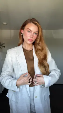 I always choose a fragrance based on the mood I’m in and the vibe of my outfit. today was giving warm & sophisticated and @NEST New York NEW Vanilla Bourbon was the perfect fit. I love how warm and inviting it smells without being too sweet or heavy. you can find this scent @sephora! #nestnewyork #sephora #perfume #newperfume #ad 
