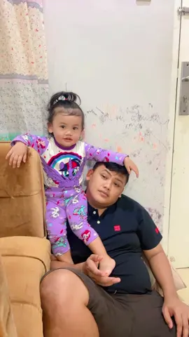 Yeslin Pintar ambil posisi duduk🥰