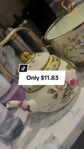 Enhance the beauty of your kitchen with floral soup pot, which comes with a handy lid🥘