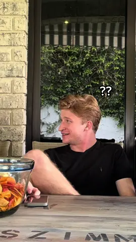 Darían un besito por compromiso en la Kiss Cam 📸😘 @Alex Tacher 