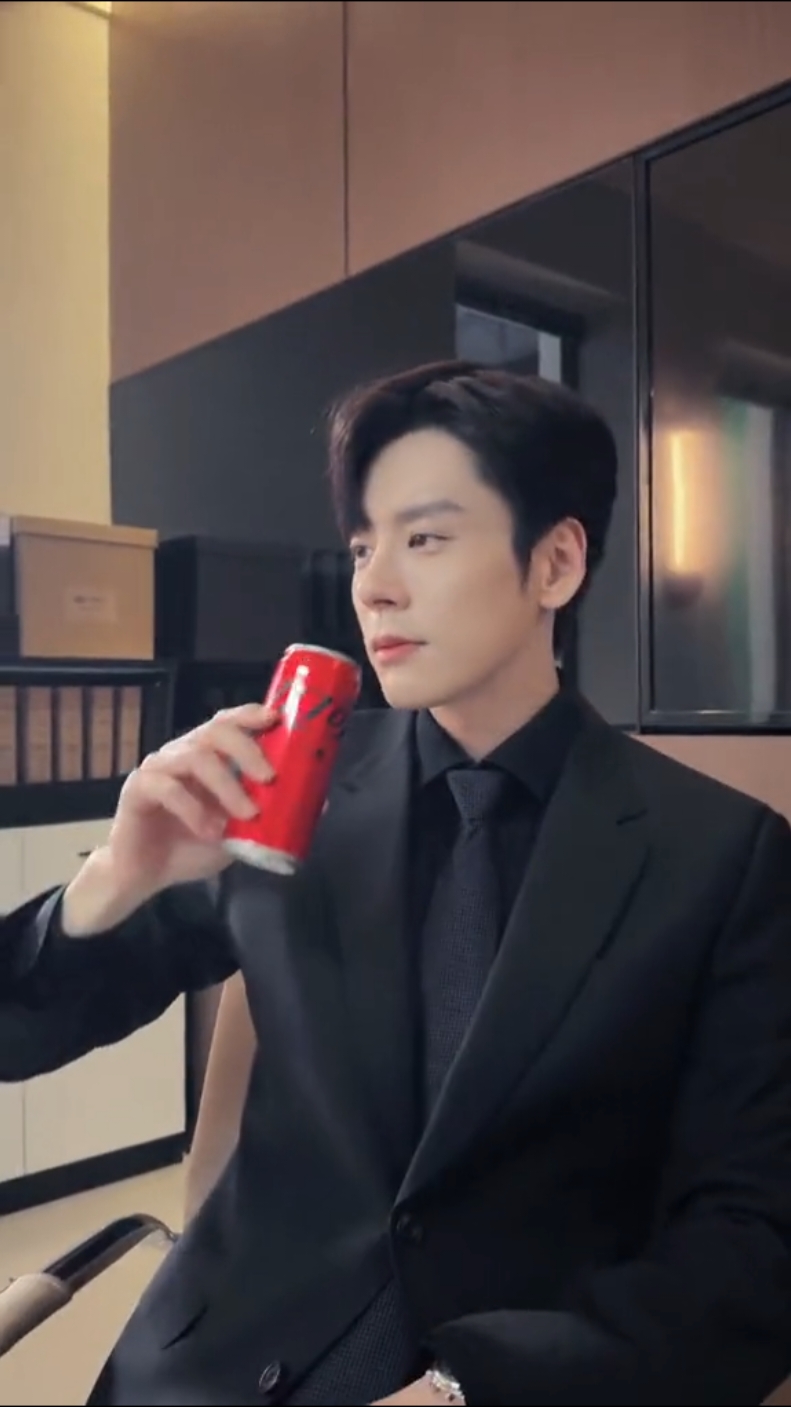 一起和魏哲鸣来挑战单手开易拉罐 #wzm523 #mileswei #milesweizheming #魏哲鸣miles #私藏浪漫 