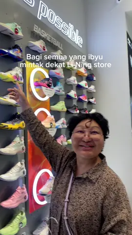 Harini kita spend time dengan ibyu ber-badminton 🏸 Tapi sebelum masuk court kita kena la prepare whole set badminton untuk ibyu dulu 👀🙆🏻‍♀️💗✨ so here’s a lil vlog of ibyu picking everything she wants at @lining.sunlight.my store! #liningmy #badminton #badmintonlovers #Vlog #familytime #anythingispossible #fyp 