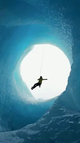 Swinging in Iceland #iceland #islandia #icebergs #travel 