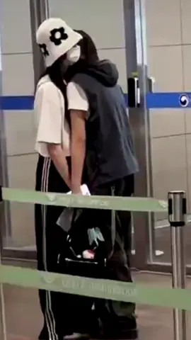 ahyeon : saatnya manja ke kak mprit mumpung rora ga ada 😂😂✌🏻 #pharita #pharitachaikong #ahyeon #pharitababymonster #pearies #babymonster  #fyp #4u  #PHARITA  #파리타 #베이비몬스터 #monstiez 