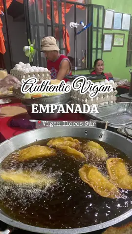 Heto yung empanadahan na binalik balikan talaga namin sa Ilocos , sarap naman kase😋 Anong paborito nyong empanadahan sa  Ilocos? para next time pwede rin naming mapuntahan. Happy Weekend mga Siniora!💙 #siniorajuan #siniorajuanskitchen #empanada #ilocossurempanada #viganilocossur #authenticviganempanada  #foodieph #Foodie