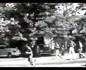 Ini adalah sebuah video bersejarah yang menggambarkan suasana di masa-masa awal Kemerdekaan RI. Video yang dibuat TV Perancis ini bisa memberikan gambaran kepada generasi muda Indonesia tentang salah satu bagian sejarah perjuangan bangsa dan negaranya.   Namun, dari fakta sejarah, video tersebut bukan menggambarkan suasana tanggal 18 Agustus 1945, tetapi suasana saat pembentukan kabinet pemerintahan pertama RI pada 2 September 1945 di Jalan Pegangsaan Timur 56, Jakarta. Rumah ini adalah kediaman Sukarno dan tempat dibacakannya teks Proklamasi Kemerdekaan RI.  Jadi bukan video tanggal 18 Agustus 1945?  Ya jelas bukan dong. Tanggal 18 Agustus 1945 adalah peristiwa berlangsungnya Sidang Panitia Persiapan Kemerdekaan Indonesia (PPKI) di gedung ex Volkstraad (sekarang Gedung Pancasila di Kemlu). Pada Sidang PPKI ini disahkannya UUD 1945 dan ditetapkannya Sukarno sebagai Presiden Pertama RI dan Mohammad Hatta sebagai Wakil Presiden pertama RI. Dengan adanya UUD dan Presiden/Wakil Presiden sebagai pemimpin pemerintahan maka resmilah Indonesia sebagai sebuah negara.  Demikian, Salam Merdeka!!! #tempodoeloe #sejarahindonesia Narasi: @arisheruutomo