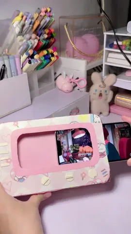 #CapCut Làm cho em đt một giá đỡ mới kết hợp hộp đựng khăn giấy bằng bìa carton đơn giản decor bàn học😘😘🥰🥰  ✨ DIY television shaped cell holder ✨How to make television phone holder with paper✨ Recycle waste ✨  #stress_w_hn #decor #DIY #kheotayhaylam #handmade #LearnOnTikTok #StudyTips 