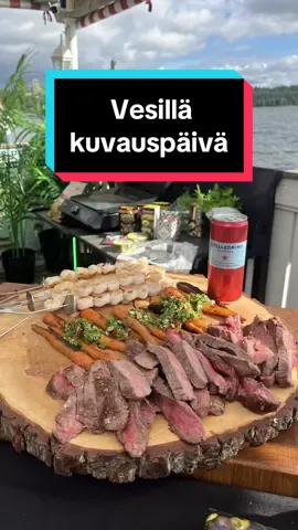 Tervetuloa kurkistamaan Vesillä ohjelman kuvauspäivään Lauttaravintola Kaljaasille Lohjalle. Ohjelma tulee ensi vuonna huhtikuussa ulos MTV:n maksukanavilla ja sitten yleisillä. Juontaja viihdetaiteilija Antti Ketonen ja jokaisessa jaksossa kokki Henri Heinonen loihtii upeat ruoat, josta tottakai saatte videoit ja reseptit talteen! 🔥#blackstone #parilagrilli #vesillä #blackstonegriddle #fyp #foryoupage #foryou #Ruoanlaitto #Resepti #grillaus #Recipe #cooking #grilling #reseptiktok 