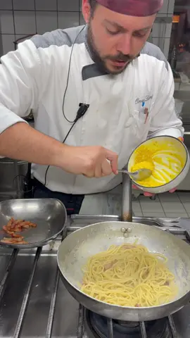 Come la vedi?? Posso migliorare in qualcosa? Dimmelo nei commenti ✌🏻 e tagga un amico/a che continua a non saper fare la pasta co l’ova 😂🥚