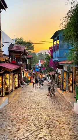 Kaş’ın muhteşem sokakları gün batarken bu sokaklarda yürümek çok güzel 😍 bu sene Kaş tatinine gittiniz mi ? It's so nice to walk on these streets at sunset 😍 did you go on a vacation to Kaş this year? #kaş #antalya #holiday 