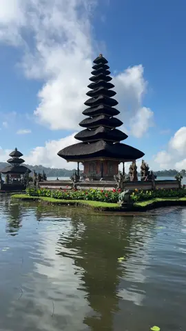 📍 Ulun Danu Beratan Temple. Such a beautiful and tranquil place. . #bali #indonesia #fyp #tiktok #trending #temple 