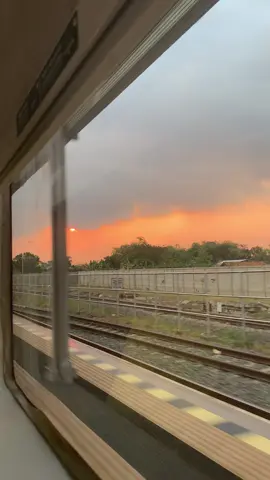 Senja dari dalam kereta, Surabaya menuju Semarang ☀️#fyp #keretaapi #keretaapiindonesia #sunset 