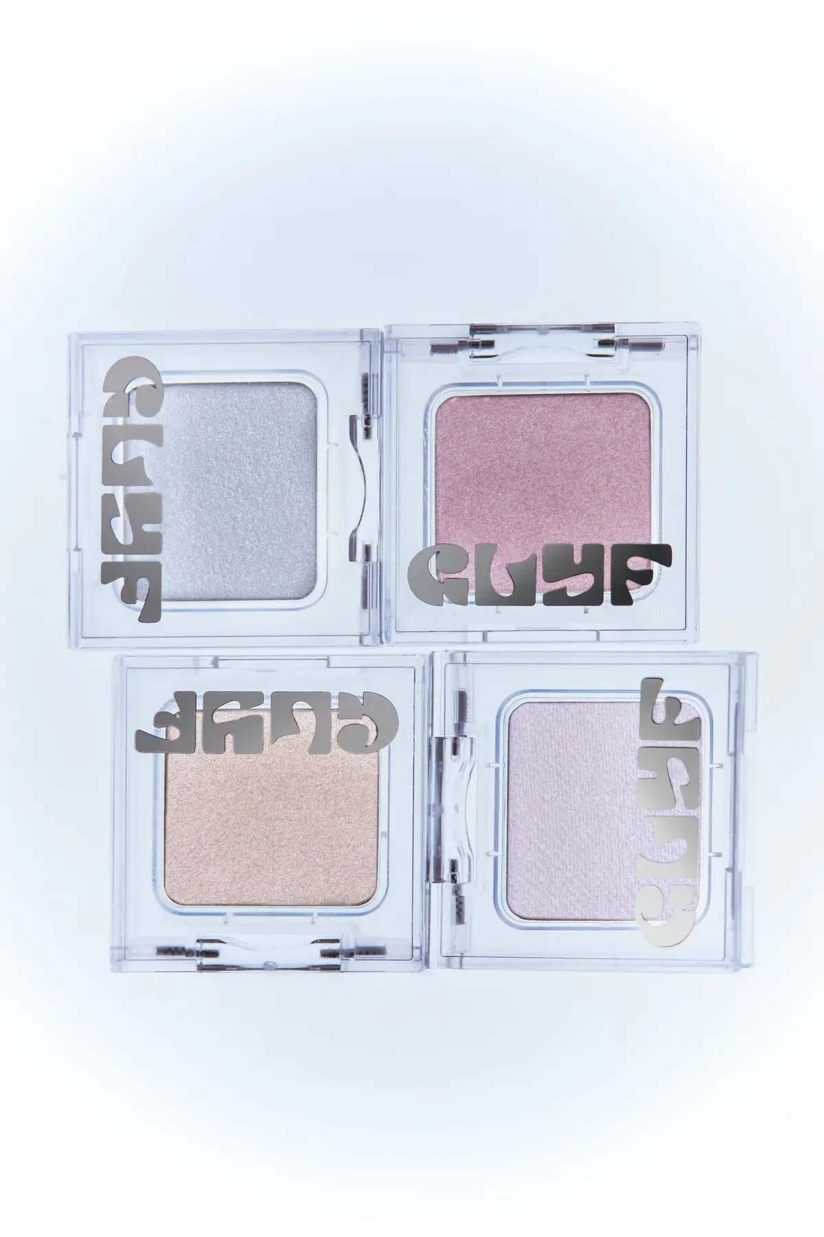 까마귀들 모여라 ✨국내외 50여가지 이상의 하이라이터를 테스트 해서 찾아낸  ✔️가장 이상적인 핑크빛 하이 빔 ✔️ 입자감이 거의 느껴지지 않는 부드러운 감촉 ✔️ 원래 내 피부 같은 뛰어난 밀착력까지 가장 이상적인 하이 빔을 담아낸 일루에뜨 하이라이터를 실용적인 싱글 사이즈로 만나보세요! Only on glyfing.com #GLYF #글맆  #일루에뜨하이라이터  #전소미하이라이터  #전소미 #JEONSOMI #하이라이터추천  #하이라이터맛집 