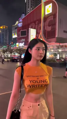 Do you like walking at night in the city?🌃 #hongkonggirl #chinesegirl #wasian 