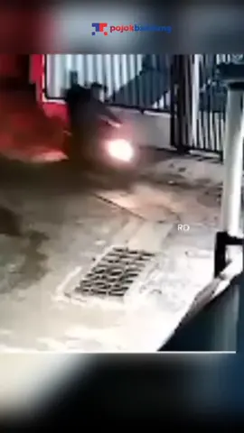 Aksi pencurian penutup besi gorong-gorong sangat bikin meresahkan warga jalan mandor Bashar Depok. #pencurian #tiktoknews #depok 