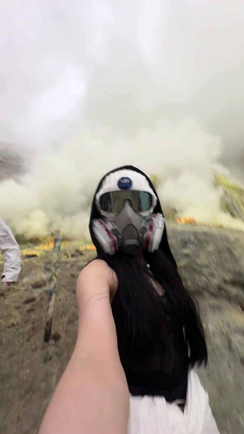 这辈子总得爬一次火山吧！ #kawahijen #kawahijenbanyuwangi #douyin    #抖音 #ijen #ijencrater #印尼旅游 #印尼 #ijen蓝色火 #ijen火山