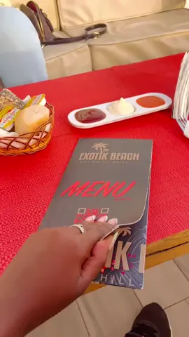 Découvrez notre délicieux MIX Grill : une assiette généreuse pour deux personnes, à savourer pour seulement 32 000 F. Un festin à partager ! ————————————————- Exotik Beach 🌟 📍 Corniche des Almadies ☎️ 77 152 58 58  ————————————————- #ambiance #EntreAmis #famille #exotikbeach #cornichealmadies #dakar #cuisine #senegal  #dakar #exotik #mixgrill #beach  #FoodLover #exotikbeach #reels #food #Foodie