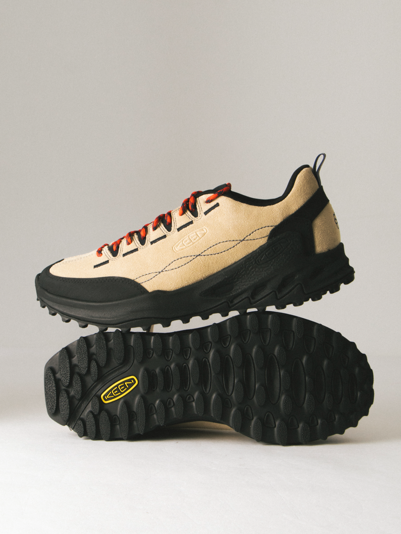 The Keen Jasper Zionic Shoes combines speed, stability, and comfort to propel you on your hikes. It contours to your foot for a secure and snug fit and is made with environmentally preferred premium leather from a certified tannery, ensuring both sustainability and durability. #urbanindustry #keen #outdoors #hiking #hike #footwear