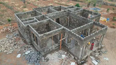 Ikutha Walling complete after 6days.. For now bye watu wa Kitui south. see you later during roofing.. #WaMyako #Modernbungalows #trending #3BRhouse #