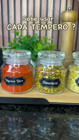 Mantenha sua cozinha organizada com nosso Kit de até 12 Vidros Organizadores de Temperos e Condimentos! Com tampas de vidro herméticas, seus ingredientes estarão sempre frescos. Preços entre R$19,99 e R$79,90. Quer o link? Comente 