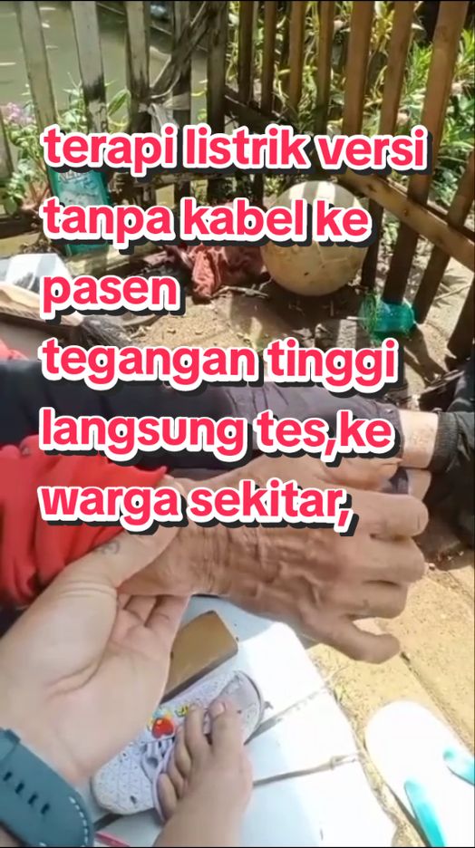 Alat terapi listrik versi tanpa kabel ke pasen terbaru,bisa terapi diri sendiri atau pun orang lain,bisa di bawa bawa kemana pun terapi di mna pun mudah dan bikin kagum karena di anggap mempunyai kelebihan tubuh Kita mengandung listrik, #Bumi Siliwangi #alat terapi listrik tanpa kabel Bumi Siliwangi #sandal listrik tegangan tinggi super #totok saraf jari petir Garu 