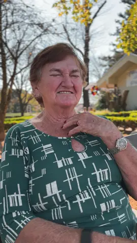 Hoje tive o privilégio de conhecer a senhora Amélia, uma encantadora moradora de Nova Petrópolis, com 79 anos. Com seu sotaque alemão e um sorriso acolhedor, ela nos contou com orgulho sobre sua vida como agricultora e colona. A simplicidade e a alegria com que compartilhou suas histórias de trabalho árduo e amor pela terra foram inspiradoras. A sua energia e simpatia são contagiantes. Sua vitalidade e positividade nos lembram da importância de valorizar nossas raízes e a força que encontramos na simplicidade e na conexão com a natureza. Senhora Amélia, muito obrigado por nos lembrar que a verdadeira riqueza está nas pequenas coisas e na gratidão pelo que a vida nos proporciona. Você é um exemplo de resiliência e alegria! #vidanointerior #colonos #agricultura #historiareal #vidanocampo #serragaucha 