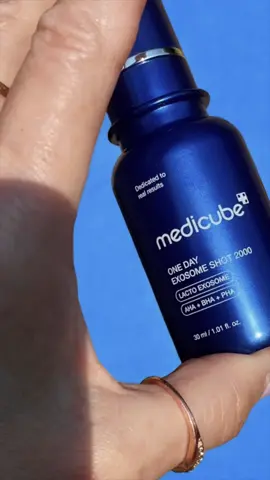 MEDICUBE ZERO PORE ONE DAY EXOSOME SHOT 2000 АНА+ВНА+PHA 💙💙 Love this! It's a high concentration ampoule designed for skin regeneration and anti-ageing. It contains exosomes created with cutting-edge technology, delivering remarkable effects on the skin. BENEFITS: • A SERUM CONTAINING 2000ppm EXOSOMES THAT OFFERS  IMMEDIATE PORE TIGHTENING AND CAN BE USED DAILY [ even for beginners ] • IMMEDIATE PORE TIGHTENING 21.1% DECREASE ON PORE DENSITY AFTER ONE SINGLE USE. • EXOSOME SHOTS DEEPLY PENETRATE THE SKIN WHICH ENHANCES ABSORPTION OF THE ACTIVE INGREDIENTS BY 242%. • THE SERUM GOES THROUGH 10 LAYERS OF THE SKIN WITHOUT ANY STICKINESS. • HYPOALLERGENIC AND NON-COMEDOGENIC WHICH CAN BE USED ON SENSITIVE & ACNE-PRONE SKIN • GLUTEN FREE - NO ARTIFICIAL COLOUR OR FRAGRANCE . It contains 15 million exosomes derived from aesthetic-grade raw materials EXOSOME stands as a pivotal cellular crystal recognised for its premium quality as a raw material, which excels in comprehensively tightening pores that are open or stretched. It contains many ingredients such as Niacinamide, Panthenol, flower and root extracts. It has a lovely smooth gel-like texture which is readily absorbed and is non-sticky. Apply in the evening after cleansing making sure to exclude the mouth and eye areas. Apply a reasonable amount and gently massage or pat into the skin until fully absorbed. You will notice a tingling sensation which is perfectly normal. I advise doing a patch test and to read the instructions fully as this ampoule contains active ingredients. Anyone else tried this ampoule shot? What's your favourite product from Medicube? * GIFTED from #yesstyle 🔺 [ use code MSUZ9761 for a discount 🔺 @medicube_official @Medicube Global @medicube_us @YesStyle  #yesstyle #yesstyleinfluencers #yesstylecode #yesstylereview #medicube #exosomeshot2000 #exosomes #skincareroutine #skincare #poresnomore #pores #antiaging #ampoule #musthave #fyp*/ #reels  #gifted