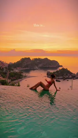 …the most beutiful view in #Taormina 🇮🇹 #sicily #sicilia #italy #travel #traveltiktok #wheretogo 