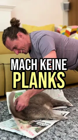 FOLGE MIR für mehr Tipps zu Übungen, die deine Wirbelsäule vor Belastungen schützen und werde stabiler, um Schmerzen zu vermeiden! Planks sind zweifellos effektiv, doch ihre volle Wirkung entfaltet sich nur bei korrekter Ausführung, und das ist anspruchsvoll. Viele von uns kämpfen bereits mit Haltungsproblemen oder entwickeln sie. Einen statischen Plank ins Home-Workout zu integrieren, wo korrekte Haltung entscheidend ist, halte ich für Fitness-Einsteiger für zu anspruchsvoll. In einer Welt voller Inaktivität und langem Sitzen sind dynamische Übungen die richtige Wahl statt statischer wie den Unterarmstütz. Entscheide dich für die passenden Übungen in deinem Home-Workout und stärke dich auf deinem Weg zu mehr Fitness und Wohlbefinden! Möchtest du erfahren, welche Bauchübung mehr Nutzen für dich bringt als ein statischer Handstütz? KOMMENTIERE START und ich melde mich bei dir, um mit dir über deine Ziele zu sprechen und die richtigen Übungen zu finden! 🚀💪