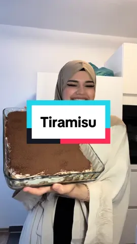 Zutaten:  500 g Mascarpone 250 g Speisequark 2 Pck. Sahne 5 El Zucker 1 Pck. Vanillezucker 1 Zitrone Abrieb/Saft Zitronenaroma 2 Eier optional 1 Pck. Löffelbiskuit 1 Gr. Tasse Kaffee Backkakao Zubereitung: -  Eine Form mit Löffelbiskuit auslegen -  Abgekühlten Kaffee über alles geben (ihr könnt die Löffelbiskuit auch einzeln in Kaffee tunken und dann in die Form legen) - Sahne steif schlagen - Mascarpone, Speisequark, Zucker, 🍋 & Vanillezucker dazugeben und alles für 2-3 Minuten verquirlen -  Die Hälfte der Masse über die Löffelbiskuit geben -  Masse glatt streichen -  Löffelbiskuit über die glatt gestrichene Mass geben -  Nochmal alles mit Kaffee übergießen - Die andere Hälfte der Masse draufgeben & alles glatt streichen -  Tiramisu 6-8 Stunden kühl stellen (am besten über Nacht) -  Vor dem servieren Backkakao mit einem Sieb darüber streuen #tiramisu #recept #rezept #sweet #coffee 