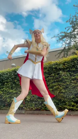 I can’t believe I almost «griddy’ed» out of the shot like wtf😭🤚 #cosplay #shera #sheraandtheprincessesofpower #sheracosplay #dance 