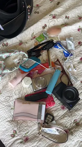 I usually have a mirror too but it disappeared on me #whatsinmybag #mypurse 