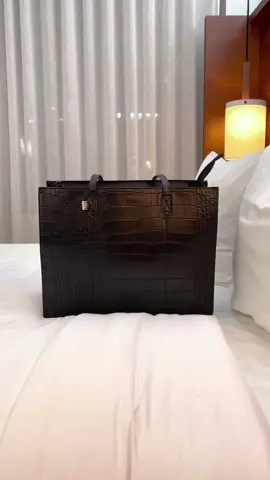 Replying to @keshination POV: You’re inside my bag! #whatsinmybag #everydayessentials #chicthings #classywomen #nyccreator 
