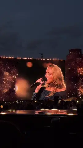 LOVE IN THE DARK IN MUNICH 🇩🇪✨#adeleinmunich #alemania🇩🇪 #adele25 #adele21 #adele19 #adele30 #adele #loveinthedark 