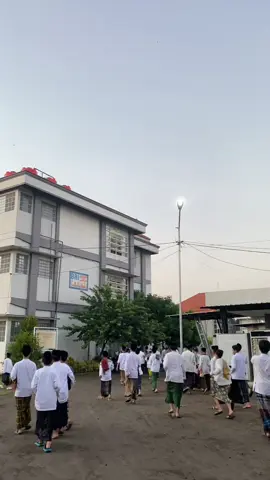 Alhamdulillah di pagi yang yang agak mendung ini,mudah-mudahan kita selalu diberikan kesehatan terus amin🤲🏻😊#storypondok #pesantrensainstebuireng #pondokpesantren #santribaru #mondokitukeren #suasanapondok #fypシ゚viral 