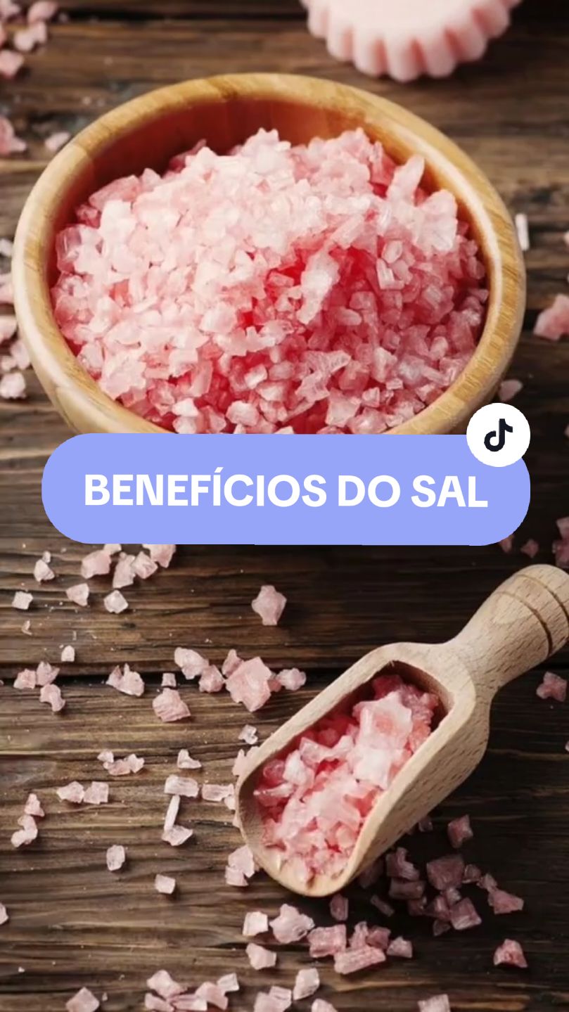O sal integral, como o sal marinho ou o sal rosa do Himalaia, é considerado mais benéfico em comparação ao sal refinado devido aos seguintes fatores: 1. **Minerais adicionais**: O sal integral contém uma variedade de minerais, como magnésio, potássio, cálcio e ferro, que são removidos durante o processo de refinação do sal comum. 2. **Menos aditivos**: O sal integral geralmente não possui aditivos químicos como agentes antiumectantes que são comuns no sal refinado. 3. **Menos processado**: O sal integral passa por menos processos industriais, preservando seus minerais naturais e evitando a adição de produtos químicos. 4. **Sabor mais complexo**: Muitas pessoas acham que o sal integral tem um sabor mais rico e complexo, o que pode reduzir a quantidade necessária para temperar alimentos. 5. **Possíveis benefícios para a saúde**: Alguns defendem que os minerais presentes no sal integral podem ajudar no equilíbrio eletrolítico, na hidratação e na função muscular e nervosa. #salintegral #agua #sal #doente #medicos #lairribeiro #drlairribeiro 