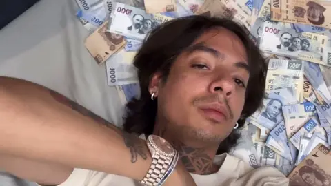Natanael Cano pasado de copas presume su dinero. #natanaelcano #nata #corridostumbados #loviral #viral #ct #foryou