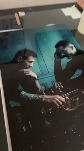 Convierte el icónico momento de Messi y CR7 jugando ajedrez en un impresionante cuadro de resina. ⚽🖼️ Cuadro de 60x80 cm desde $1600, con envío gratis a todo México. Utilizamos resina de alta calidad para un acabado brillante y duradero que captura cada detalle de esta increíble foto. 📍 Enviamos desde Guadalajara. Con un anticipo del 30%, comenzamos a trabajar en tu cuadro personalizado. 📲 Manda un mensaje por Instagram o WhatsApp al 3330260771 para más información y cotizaciones sin compromiso. #CuadrosDeResina #MessiCR7 #ArtePersonalizado #DecoraciónHogar #Guadalajara #EnvíosAMéxico#messi #cr7 