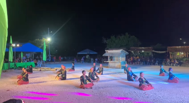 #highlight #fyp  PANGAPOG FESTIVAL 2024 - SAMA TRIBE DANCE 2ND PLACE  In a dance that is long and futuristic, it narrates the majority of patubas and mat-making skills from Romblon. The history of farmers working in the farm repeats itself, remembering their street life as they plant their reeds. It's narrated through the movements that indicate the working stitches that make their little friendlier. Thank you Magbabaya for all the blessings and abundance. 