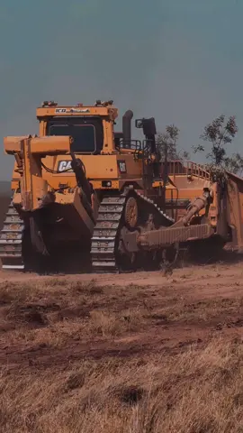 War ready D10 #bulldozer from Ison Haulage captured out West pushing scrub. #heavyequipment 