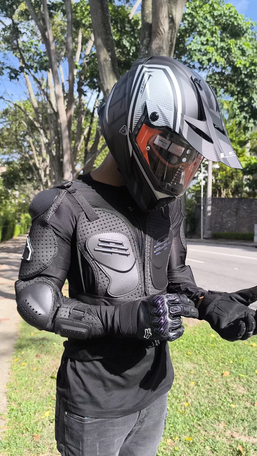 🥷🏽¡Protege tu cuerpo mientras conduces con esta increíble armadura protectora de cuerpo completo para motocicletas! 🔥 Diseñada para proteger las partes más vulnerables de tu cuerpo, como el pecho, la espalda, los hombros, los codos y los antebrazos, esta armadura te brinda una alta protección en todo momento.  No te arriesgues mientras conduces, protégete con esta armadura protectora de cuerpo completo para motocicletas. ¡Mantén tu cuerpo a salvo y disfruta de un viaje seguro y emocionante! consiguelo en MOTO REPUESTOS OROVALOR 2 ,C.A  #ProtecciónMáxima #S#SeguridadEnDosRuedas #RepuestosOrovalor #PersonalizaTuMoto #Motociclismo #motorepuestosorovalor #AccesoriosParaMotocicletas #vstromvenezuela #chaquetamoto  #chaquetamoto