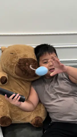 Không phải lần đầu có gấu bông.       Nhưng lần nào cũng vui như lần đầu. Em Capybara này có body rất giống chủ #capybara #sky #fansky 