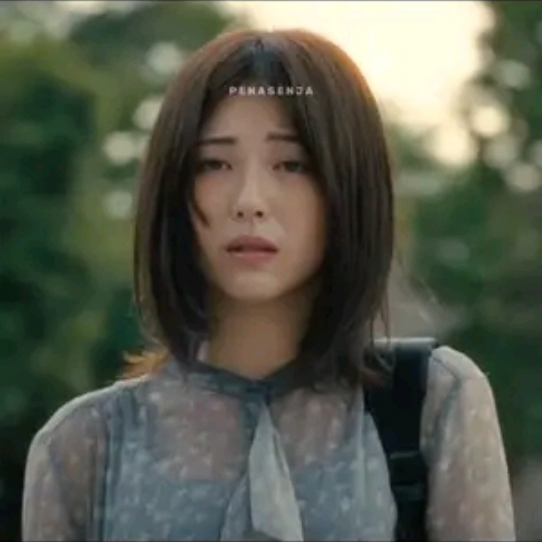 Ketika cowo bisu dgn masalalu yg gelap bertemu pianis cantik yg buta akibat kecelakaan. Mereka hanya berkomunikasi lewat ketukan jari dan loceng. Si cowo selalu menjadi mata dan berusaha melindungi si cewe sebisa mungkin. Jujur filem ini seru dan cukup menyentuh hati, mengisahkan dua org yg merasa punya masa depan yg gelap tapi saling menemui cahaya setelah mereka bertemu. Btw, kalian udh ada yg nonton belom kisah mereka berdua ini?  #silentlove #ryosukeyamada #minamihamabe #masukberanda #fypシ 