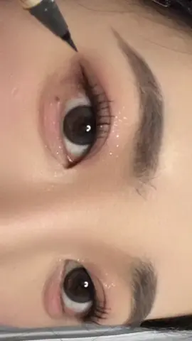 요즘 아라 무조건 이걸로 그림🖤 일본가면 200개 쟁여야돼.. 키스미 한국에도 이 컬러 출시해죠라ㅠㅠ 살짝 블랙에 애쉬 두방울 넣은 느낌?  #아이라이너그리는법 #아이라인그리는법 #아이라이너추천 #눈화장 #메이크업 #틱톡뷰티 #틱톡추천 #추천 #키스미 #kbeauty #fyp #韓国コスメ 