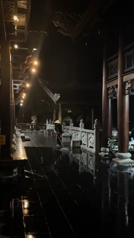 Trong đêm khuya thanh vắng, một bóng dáng người nho nhỏ với hạnh nguyện cao cả, làm sạch trang nghiêm chốn thanh tịnh, cần tảo suốt mười mấy năm