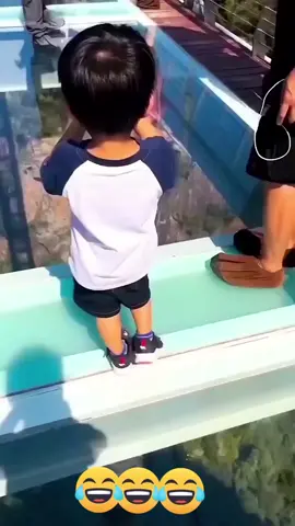 جسر من بلور بين جبليم وعلى ارتقاع خيالي #ولك_الوووووووووووووووو#جسر #الشعب_الصيني_ماله_حل😂😂 #مضحك #هيستيريا_الضحك 