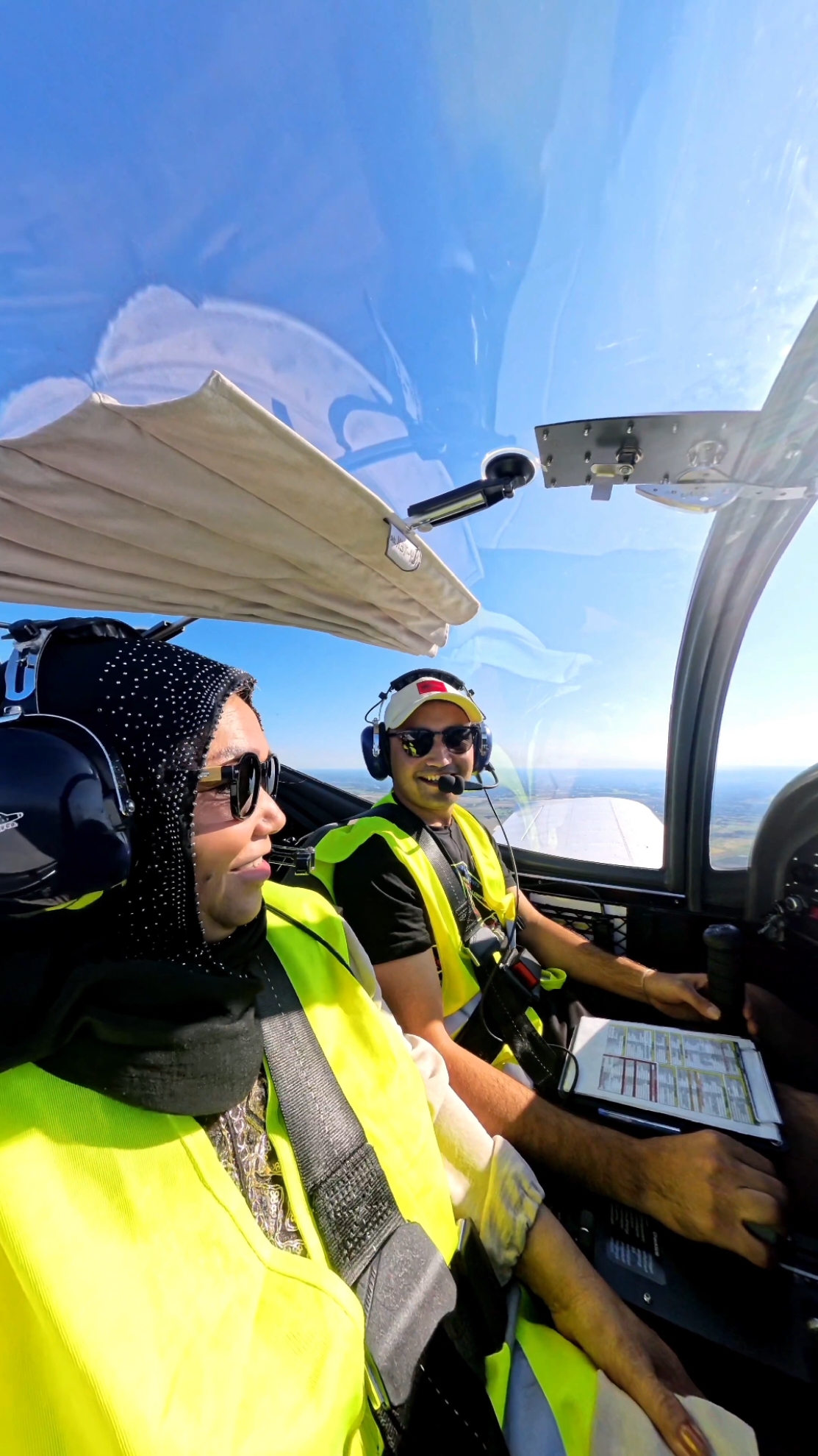پرواز زیبا با مادر جان بر فراز آسمان هامبورگ  #aviation #pilot #sunshine #hazara #afghanistan #germany #hamburg #goodmood #افغانستان 